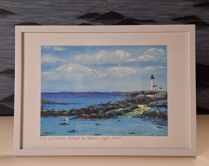 cadre-d-une-impression-d-un-tableau-de-sylvie-guével-qui-représente-le-phare-de-l-île-aux-moutons-des-glenans-d-une-plage-de-goelands-et-d-une-mer-turquoise.