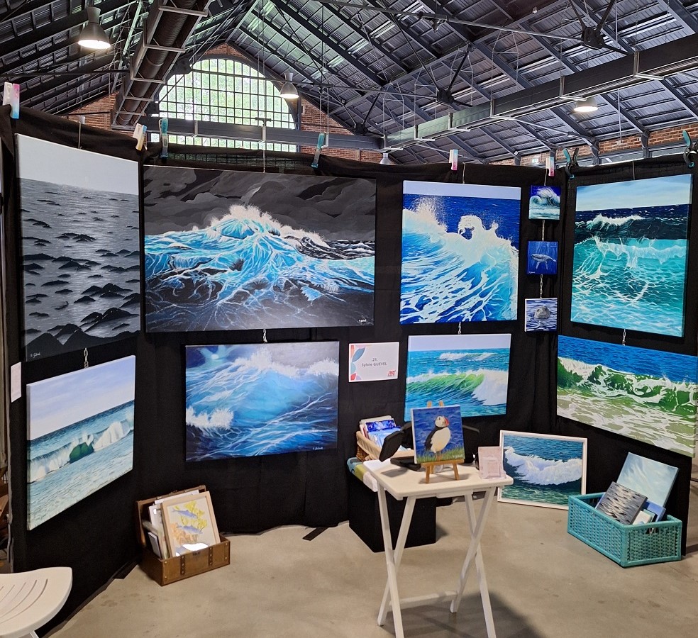 Photo de l'espace d'exposition des tableaux représentant la mer, de Sylvie Guével, peintre Breton.