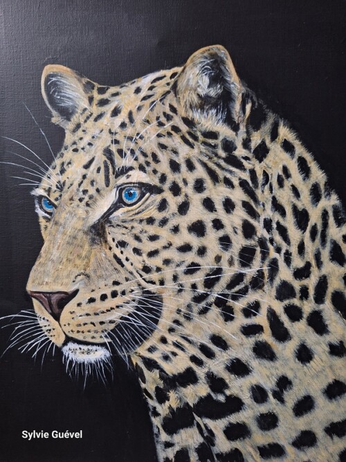 Tableau de Sylvie Guével sur lequel on peut voir une tête de léopard dont le regard bleu observe quelque chose.