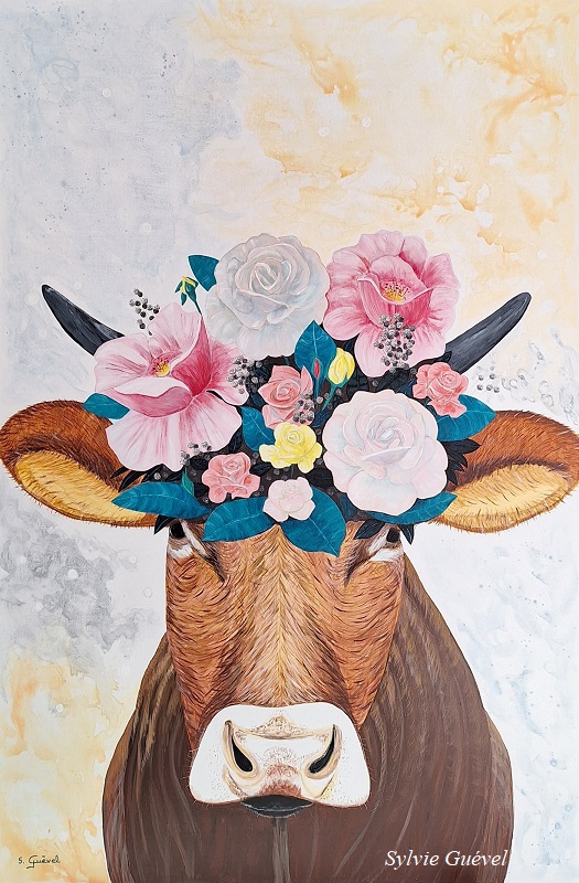 Tableau de Sylvie Guével qui représente une vache portant une couronne de fleurs entre ses cornes