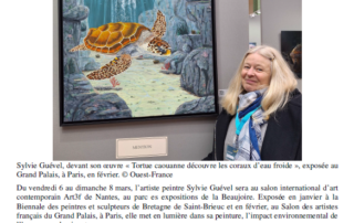 Article du Ouest-France sur Sylvie Guével qui a exposé au Salon des artistes Français au Grand Palais à Paris. L'artiste met à l'honneur les élèments du vivant comme la mer et les animaux. Sur la photo l'artiste est devant son tableau qui a reçu une mention au Salon des Artistes Français.