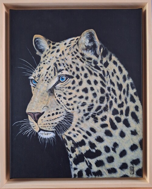 Peinture de Sylvie Guével qui représente un léopard de profil dont le regard bleu observe quelque chose. Le tableau est encadré.