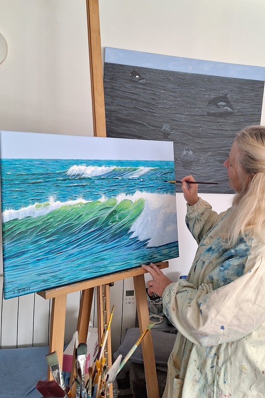 vagues d’été– Sylvie Guével Photo de Sylvie Guével qui peint une vague